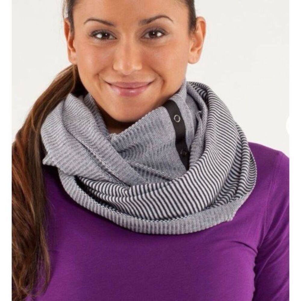 NEW NWOT Lululemon Vinyasa Rulu Black White snap SCARF WRAP SHAWL